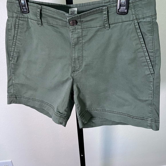 GAP Sage Green Shorts Size 6 5” length - Picture 1 of 4